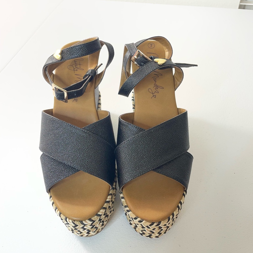 Nataly Mendez Black Platform Wedge Sandals Espadrille Size 7 Gold Heart - Picture 6 of 8